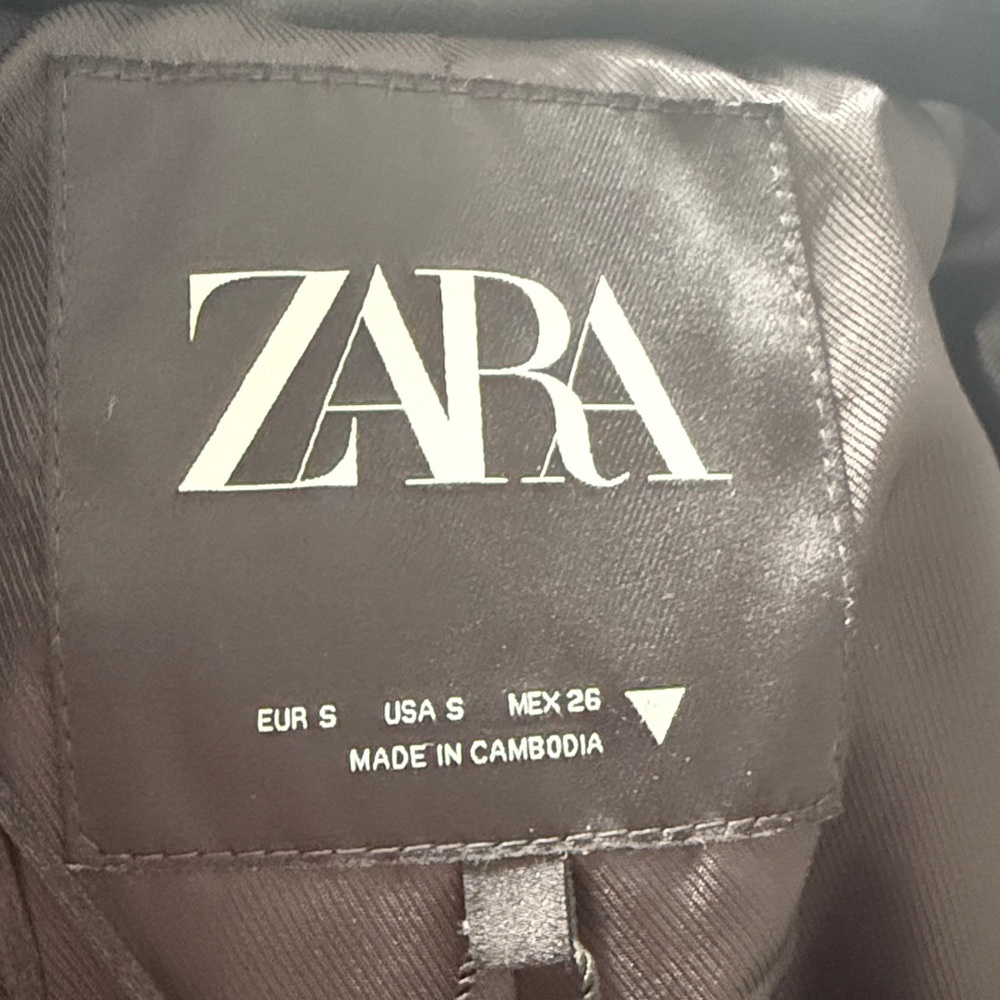 Zara Women's Sleek Black Trench Coat - Picture 2 of 5
